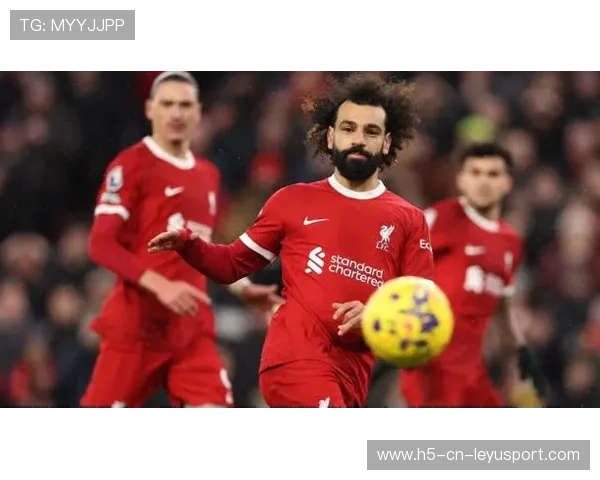 利物浦围攻禁区右侧，萨拉赫外脚背打门稍偏