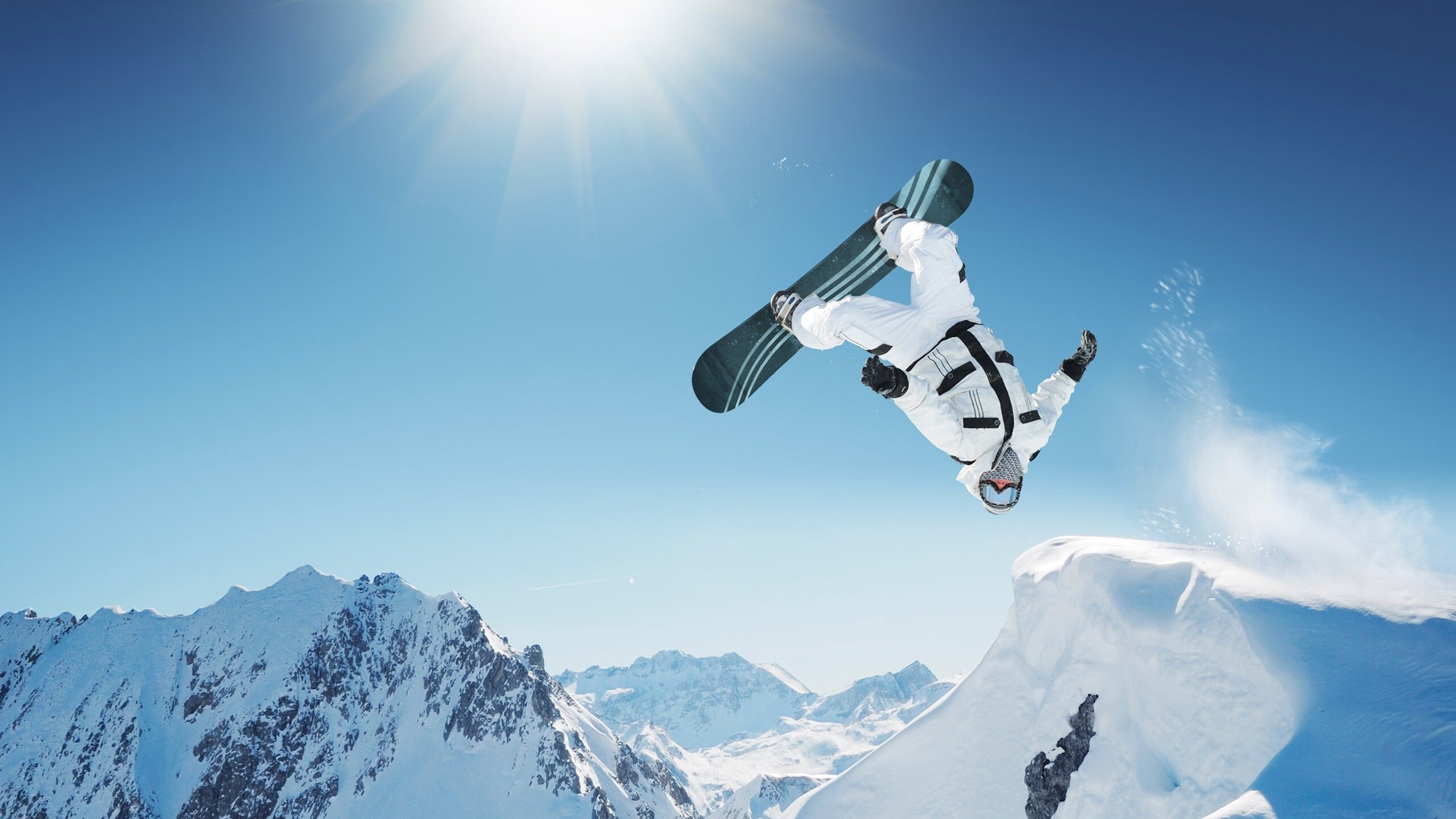 “武汉马拉松:冲刺瞬间,赛场爆发速度激情!”